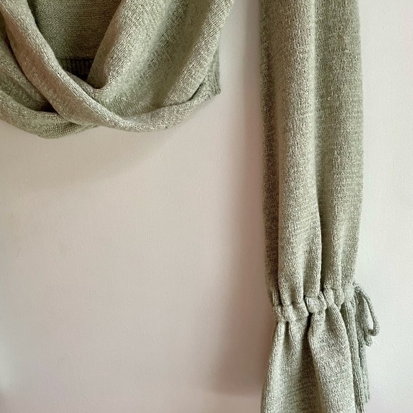 White Fox Boutique Grey/Sage Cropped Wrap Sweater Size Large - Picture 3 of 6
